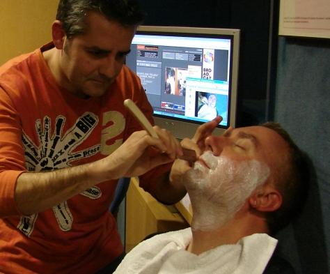 dios no existe en lo referenta a aquello de que dios no existe, un hombre fue a una barberia